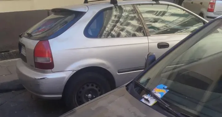 Trova una Hot Wheels sotto il tergicristallo della sua Civic: regalo da uno sconosciuto