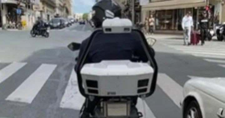 Francia: scooter con telecamere multano le auto in sosta selvaggia