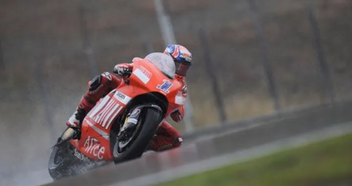 Qualifiche MotoGP sotto il diluvio. Stoner e Rossi, solita musica.