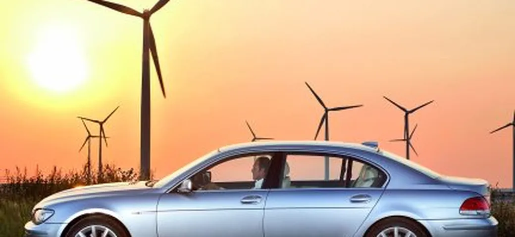 100 personaggi famosi provano la BMW Hydrogen 7