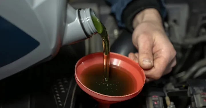 In Giappone cambiano l'olio ogni 5.000 km: il segreto delle auto che superano i 300.000 km?