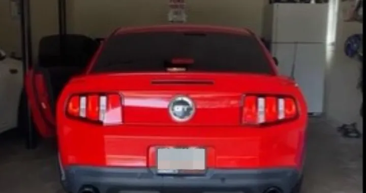 Bambino accende una Mustang e va contro il muro [Video]