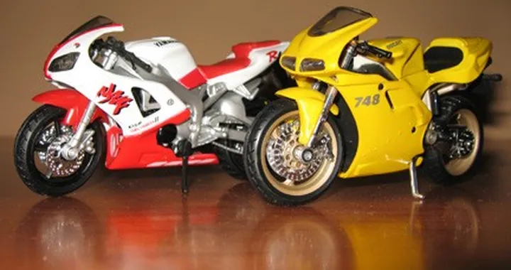 Foto del giorno: Yamaha R1 vs Ducati 748