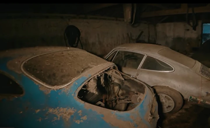 Un tesoro nel fienile: ritrovate decine di prestigiose auto storiche [Video]