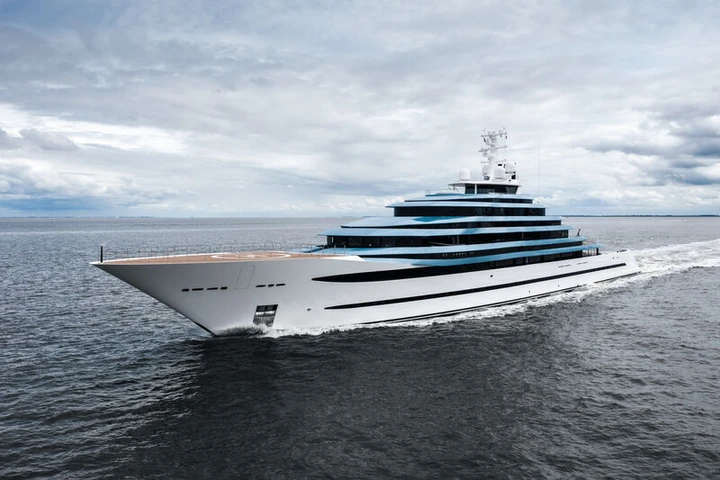 Lo yacht da oltre 300 milioni e 100 metri avvistato a Capri: a chi appartiene