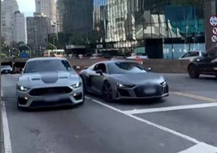 Mustang a tutta birra evita di un soffio il contatto con l'Audi R8 | Video