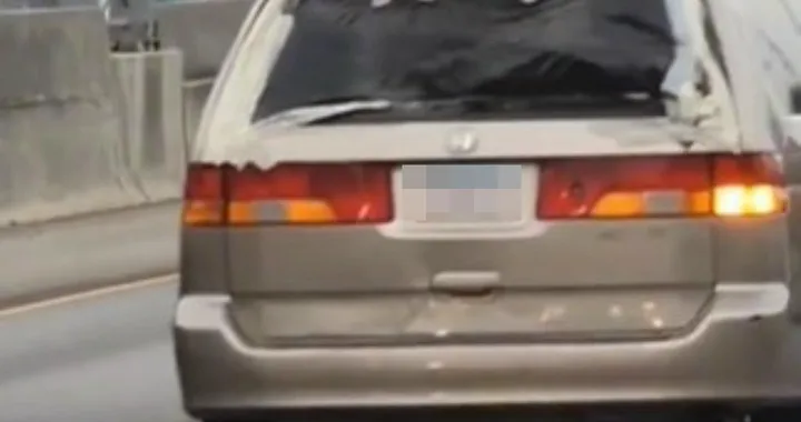 Vecchia auto viaggia con una ruota che trema pericolosamente [Video]