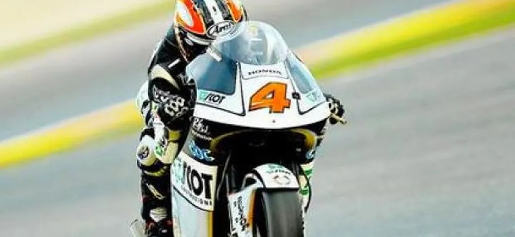 Hiroshi Aoyama, mondiale col brivido. Fuori Simoncelli, vince Barbera
