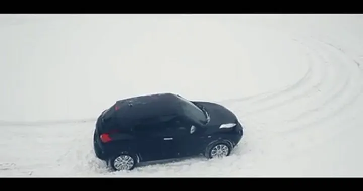 Nissan Juke: gli auguri di natale sulla neve