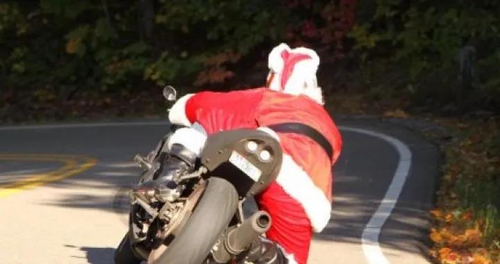 Foto del giorno: Santa Claus preferisce i cavalli alle renne