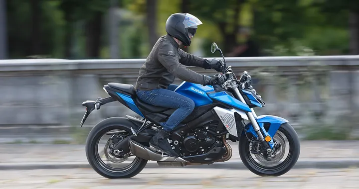 Suzuki svela la nuova GSX-S950, la streetfighter per i neopatentati: foto e caratteristiche