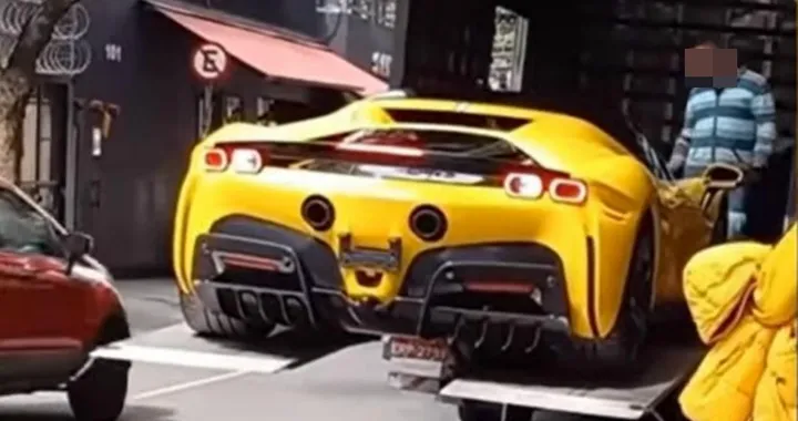 Ferrari SF90 Stradale cade dalla bisarca alla consegna [Video]