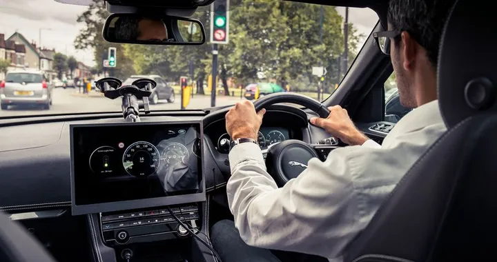 Jaguar Land Rover: semaforo verde per evitare di rimanere nel traffico