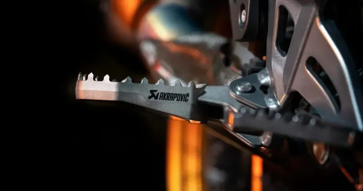 Akrapovič porta il titanio sulle pedane: più grip per le moto ADV