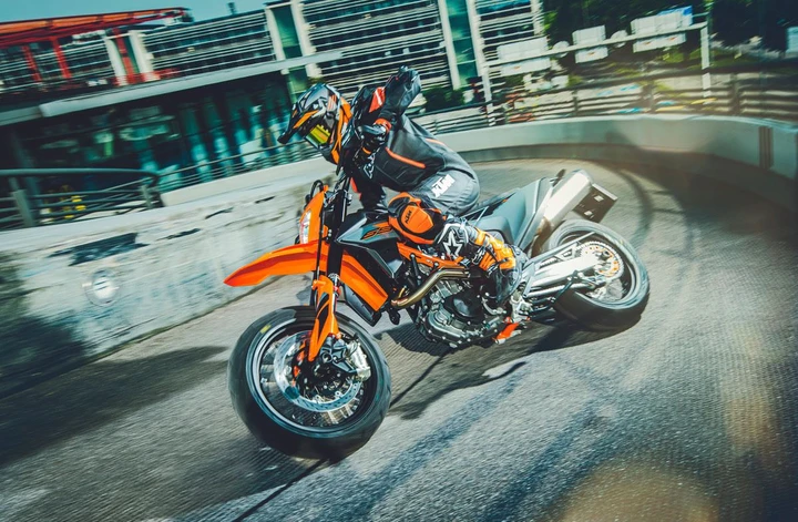 KTM svela 690 Enduro R e 690 SMC R 2021: ecco come cambiano