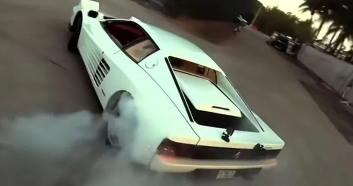 Come in Miami Vice, Hamilton si esalta con la Ferrari Testarossa bianca