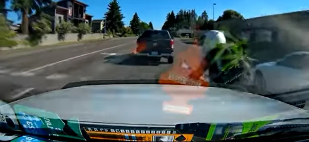 Moto frena bruscamente davanti al SUV: l'impatto è inevitabile [Video]