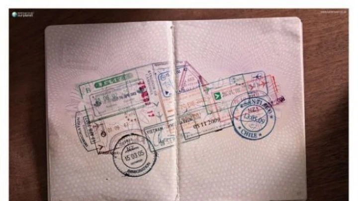 Land Rover: il Defender ed i timbri dei passaporti