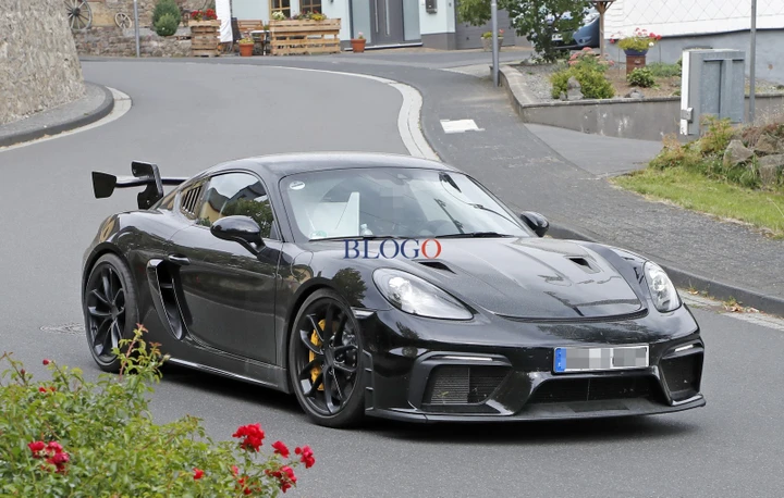 Porsche 718 Cayman GT4 RS: foto spia al Nurburgring