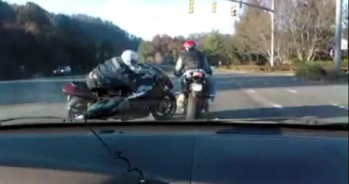 Video: sgasa al via ma centra l'altra moto