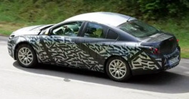 Nuova Opel Vectra, sempre meno camuffata...