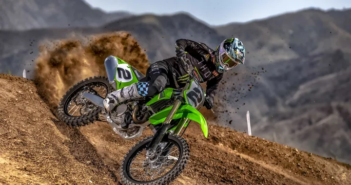 Kawasaki svela KX250 e KX450 2022: foto e caratteristiche