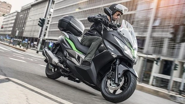 Kawasaki J300 con bauletto e 4 anni di garanzia fino al 31 Marzo 2015