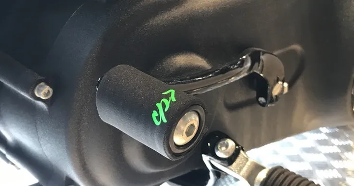Con CP7 proteggi le scarpe in moto