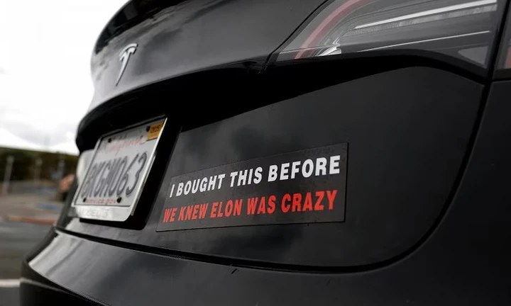 Per non venire vandalizzate, le Tesla si affidano agli adesivi