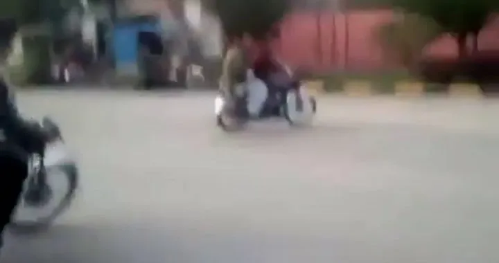 Pazzesco stunt di un pakistano per strada
