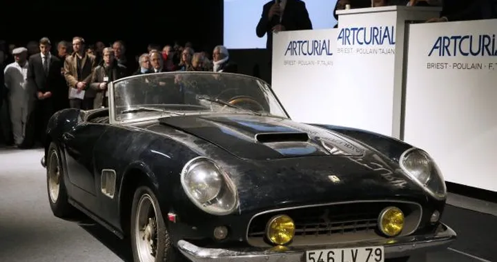 Venduta per 16.3 milioni di euro la Ferrari 250 GT California Spyder di Alain Delon