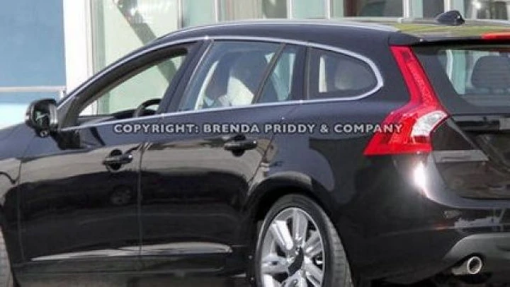 Volvo V60: foto spia senza veli