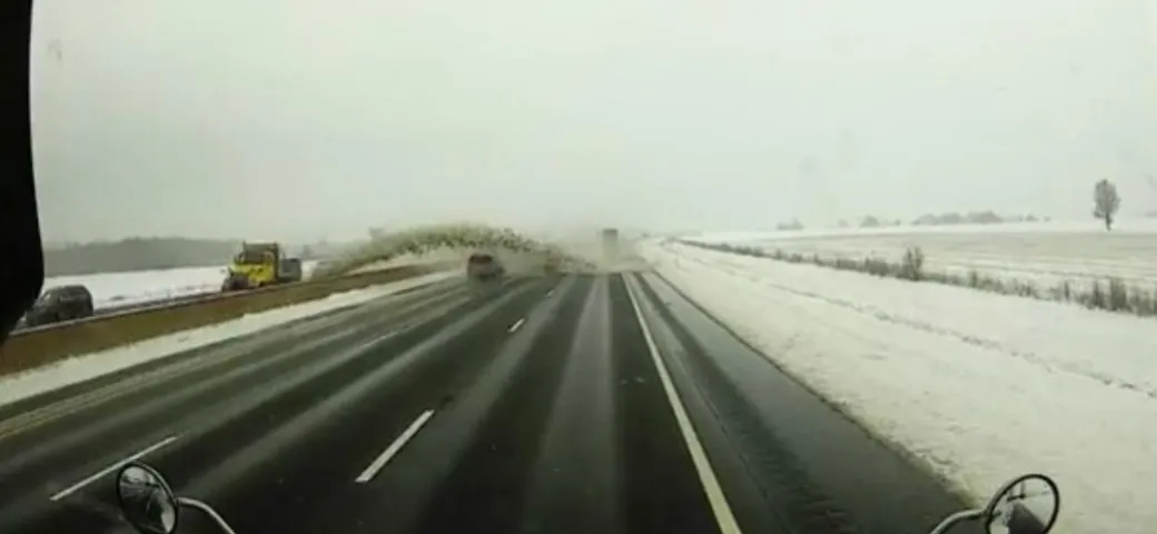 Lo spazzaneve provoca incidenti multipli e danneggia 40 auto [Video]