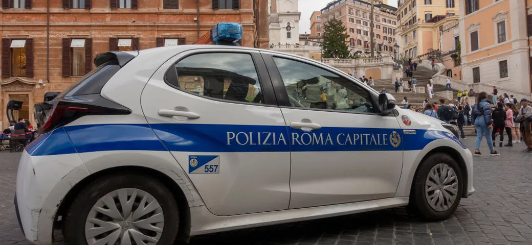 Corsa spericolata per un minorenne che sperona anche la Polizia: follia a Roma
