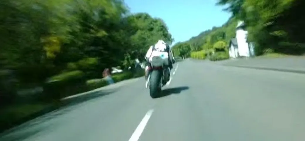 Guy Martin vs Michael Dunlop sull'Isola di Man [Video]