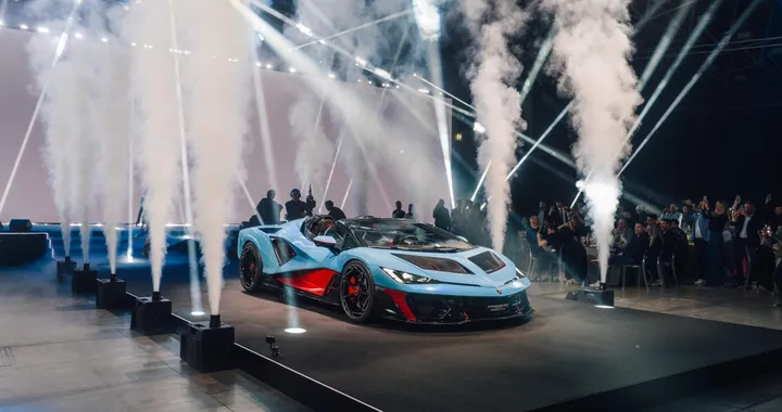 Aperta e più potente che mai, l'ultima Lamborghini ibrida è un Fenomeno