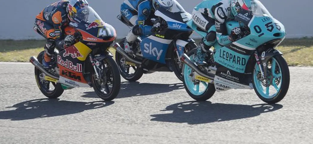 Moto3 Montmelò, pole-beffa di Binder su Antonelli. Bulega, Bastianini, Bagnaia, Fenati nella top ten