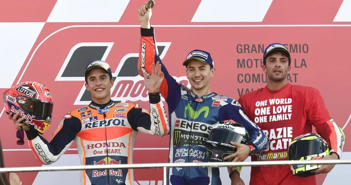 MotoGP Valencia 2016: vince Lorenzo su Marquez e Iannone, Rossi giù dal podio [FOTO]