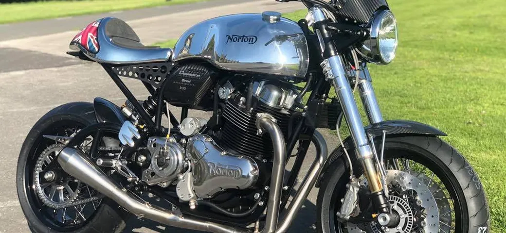 Norton Dominator Street: ecco la cafe racer britannica dal manubrio alto