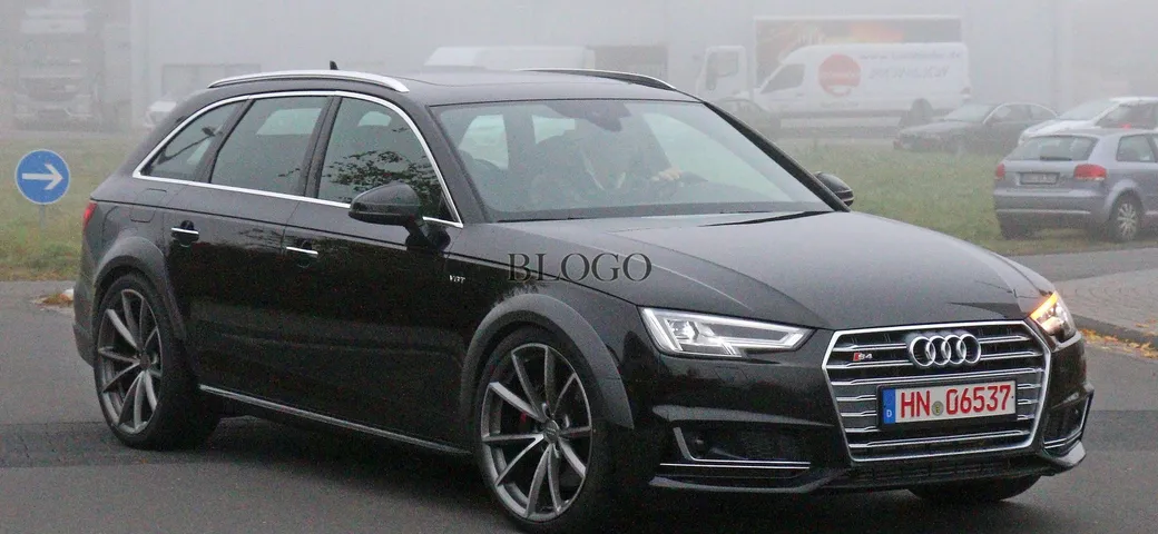Foto spia Audi RS4 Avant