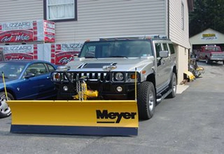 Hummer spazzaneve