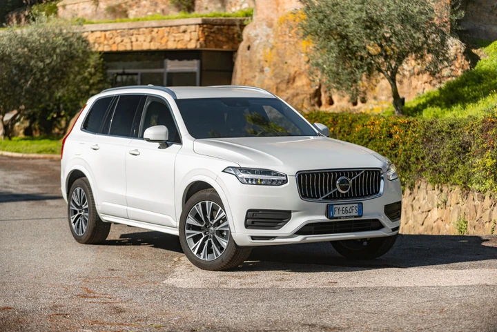 Volvo XC90 B5: la prova su strada