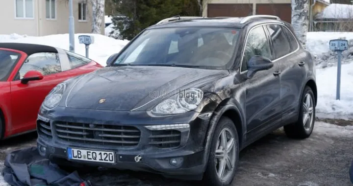 Porsche Cayenne: foto spia del facelift