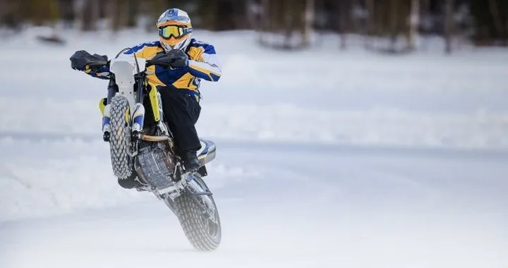 Husqvarna 701 Supermoto sul ghiaccio [Video]