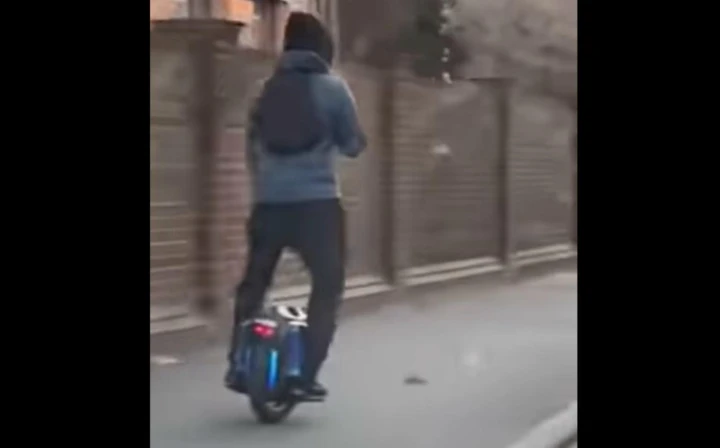 Monociclo elettrico tra strada e marciapiede ad una velocità pazzesca [Video]