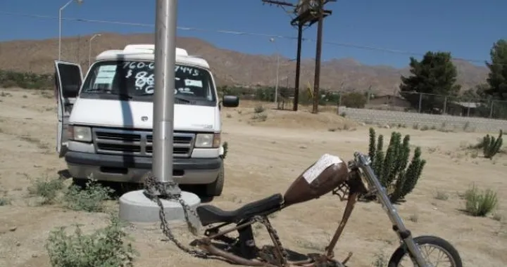 Foto del giorno: chopper in vendita nel... deserto del Mojave California
