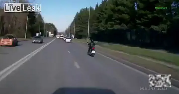 Motociclista distratto in Russia