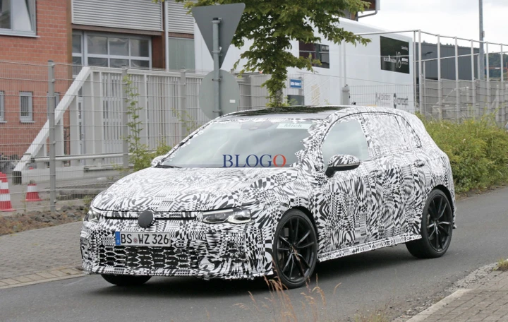 Nuova Volkswagen Golf GTI: prime foto spia su strada