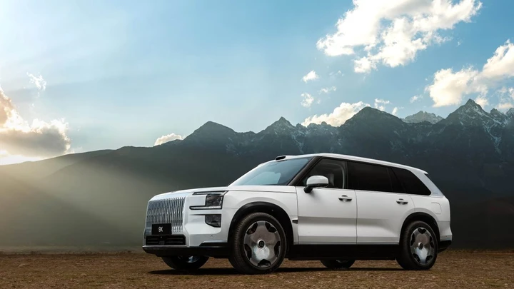 Attraversa il confine e il SUV perde navigatore e comandi smart