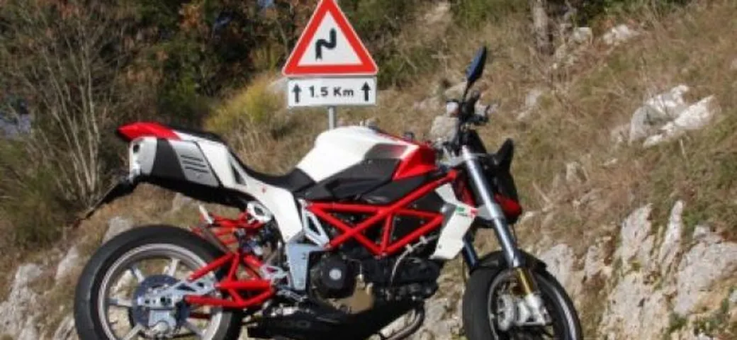 Test Bimota DB6 Delirio R, lasciatemi guidare!